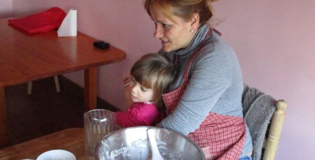 maestra-waldorf-repartiendo-harina-1